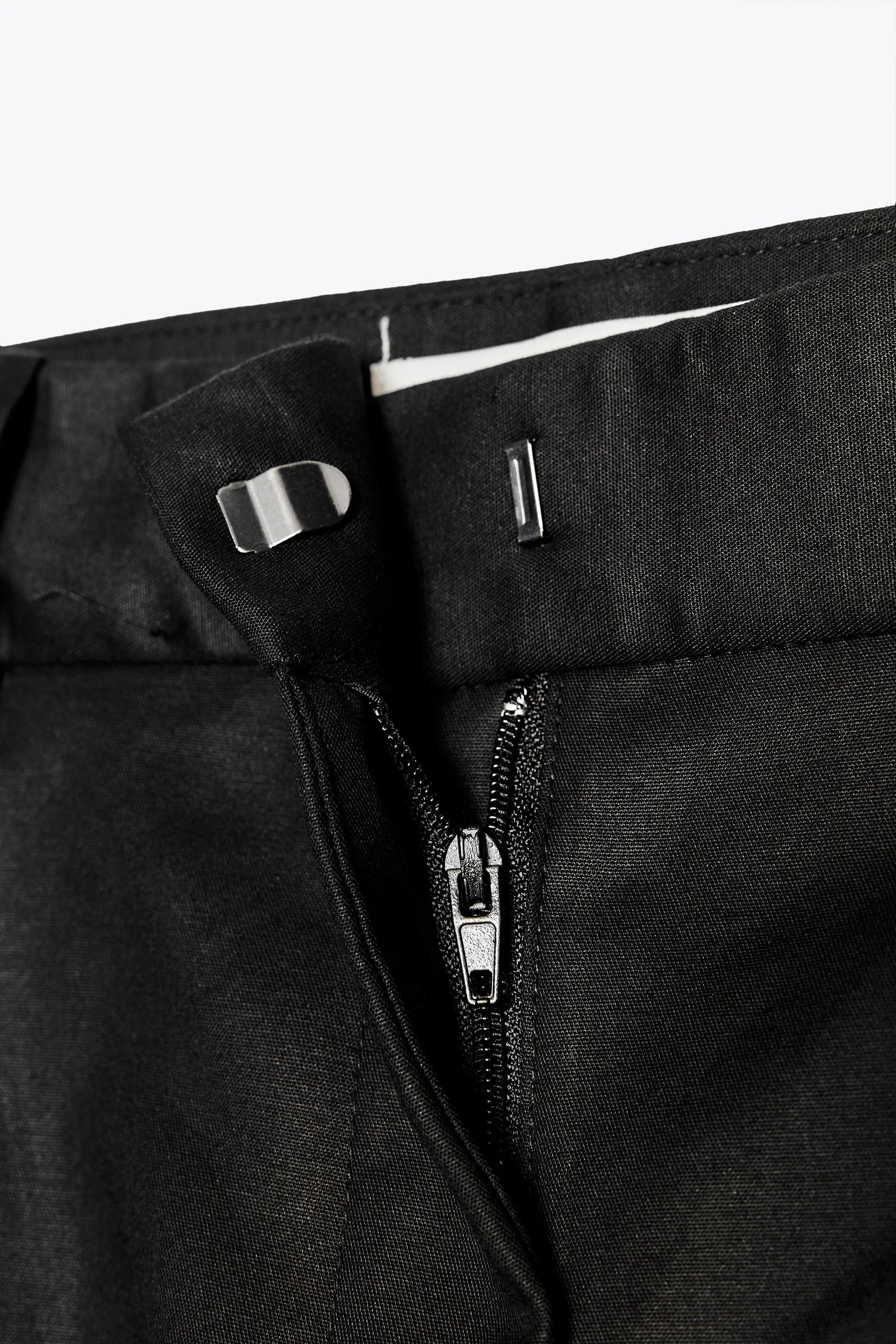 Darted bermuda shorts with belt