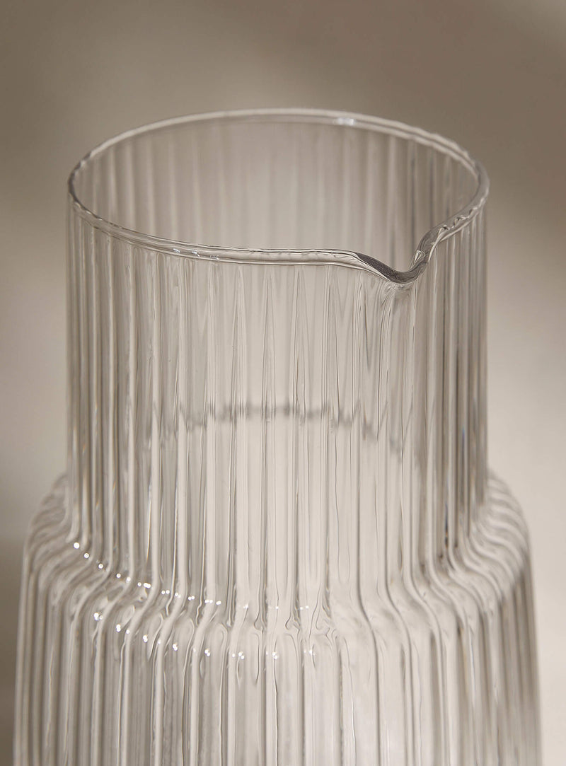 Fine grooves vase