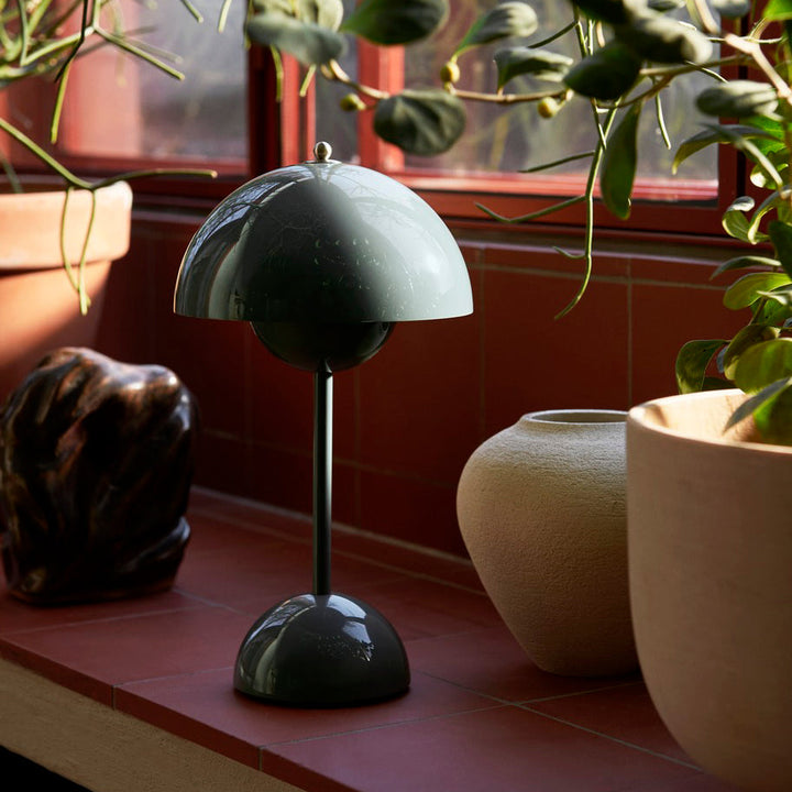 Flowerpot table lamp